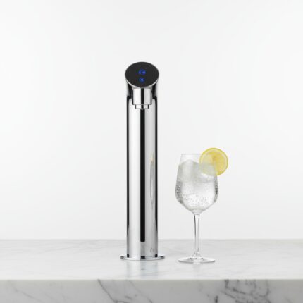 Spillatore acqua a colonna per bar cromato - vista frontale con bicchiere ghiaccio limone - AcqueDotto Frosinone by CGP Group