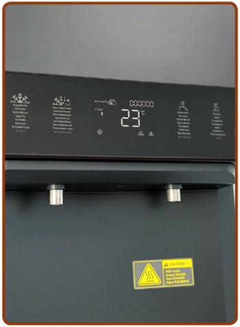 Dettaglio del frontalino dell'erogatore AI Water con interfaccia digitale di selezione acqua liscia, frizzante e refrigerata